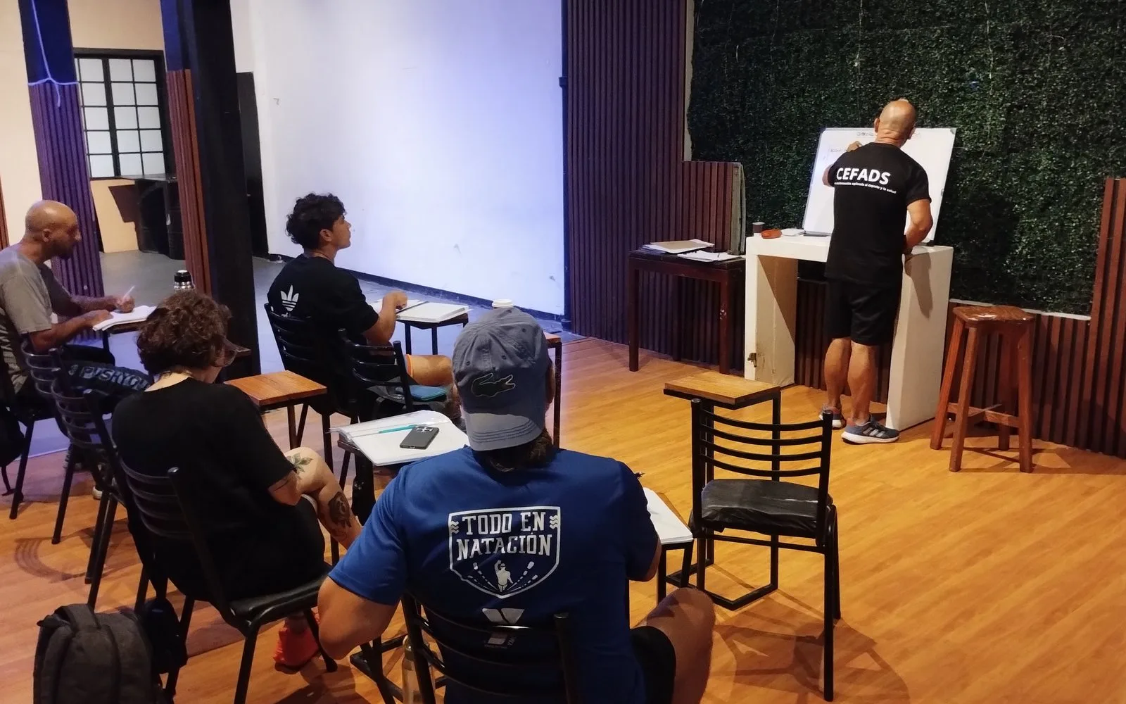 Clase teórica de preparación física en CEFADS